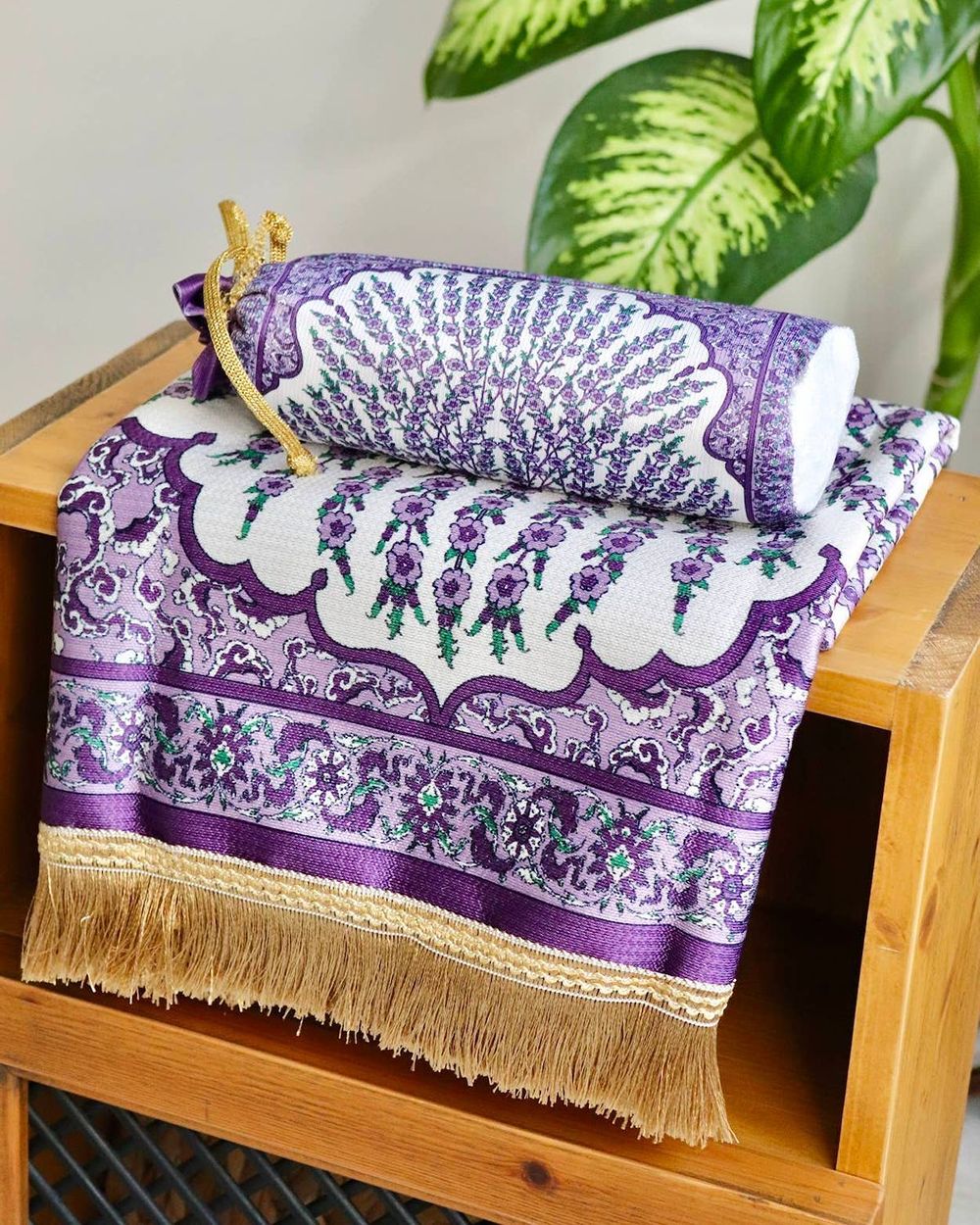 Çini Desenli İpek Dokulu Keseli Seccade Mor