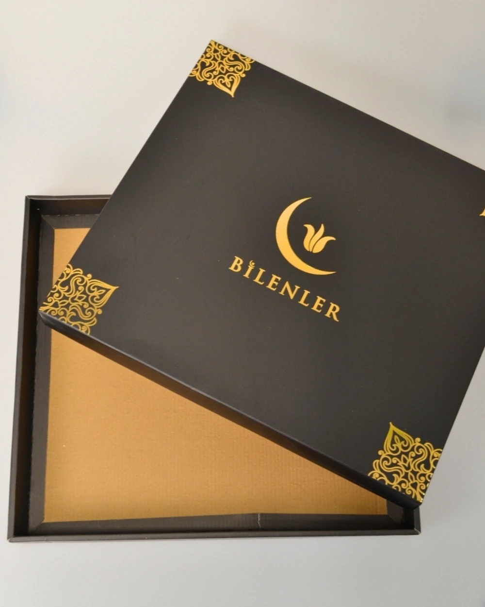 Çeyizlik Hediyelik Seccade Eşarp Tesbih Set – Kilim Desenli Kadife Astarlı Seccade, Eşarp, Kristal Tesbih Özel Kutulu Lüks Hediye Seti