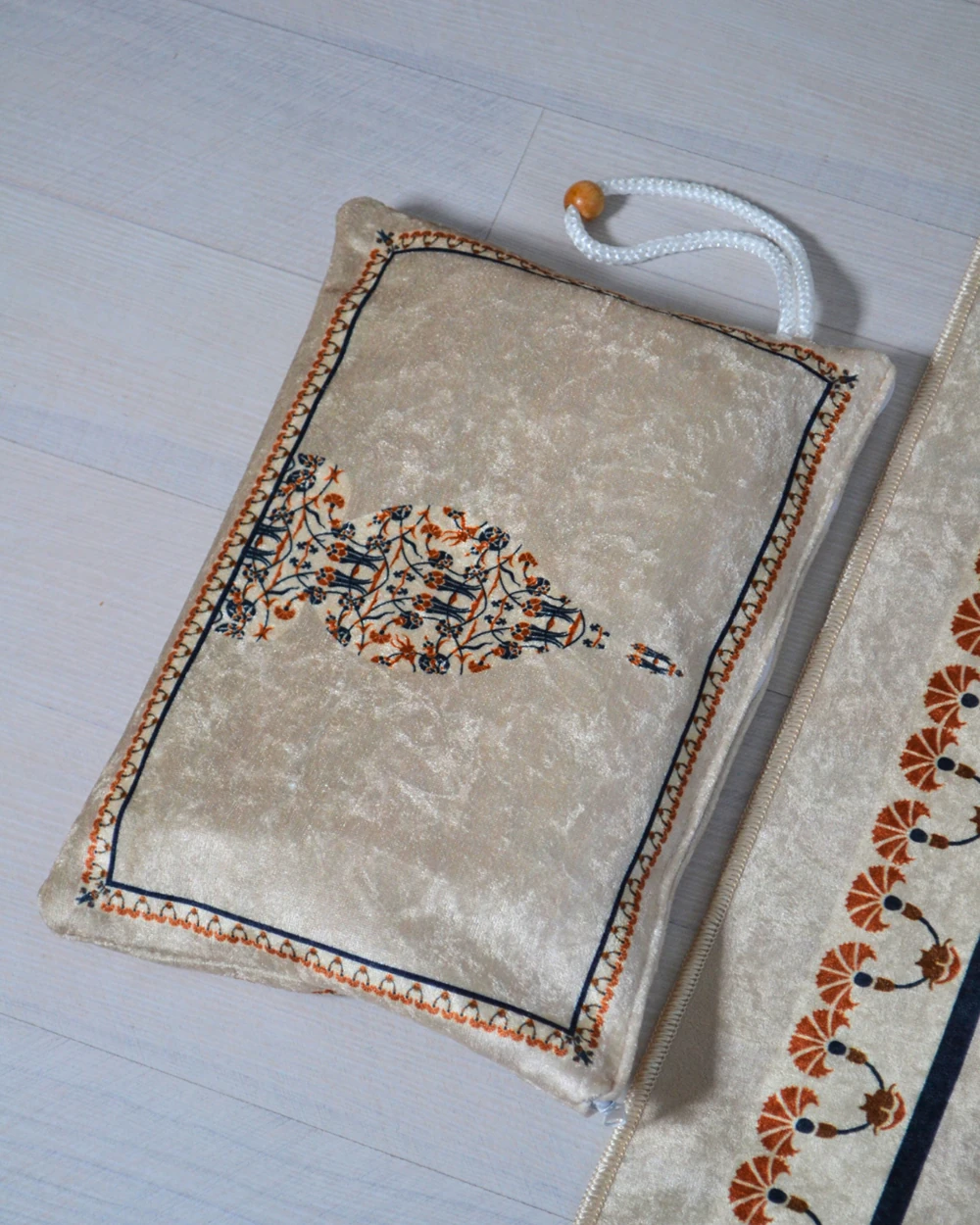 Pratik ve Taşınabilir İpek Dokulu Çantalı Seccade Krem