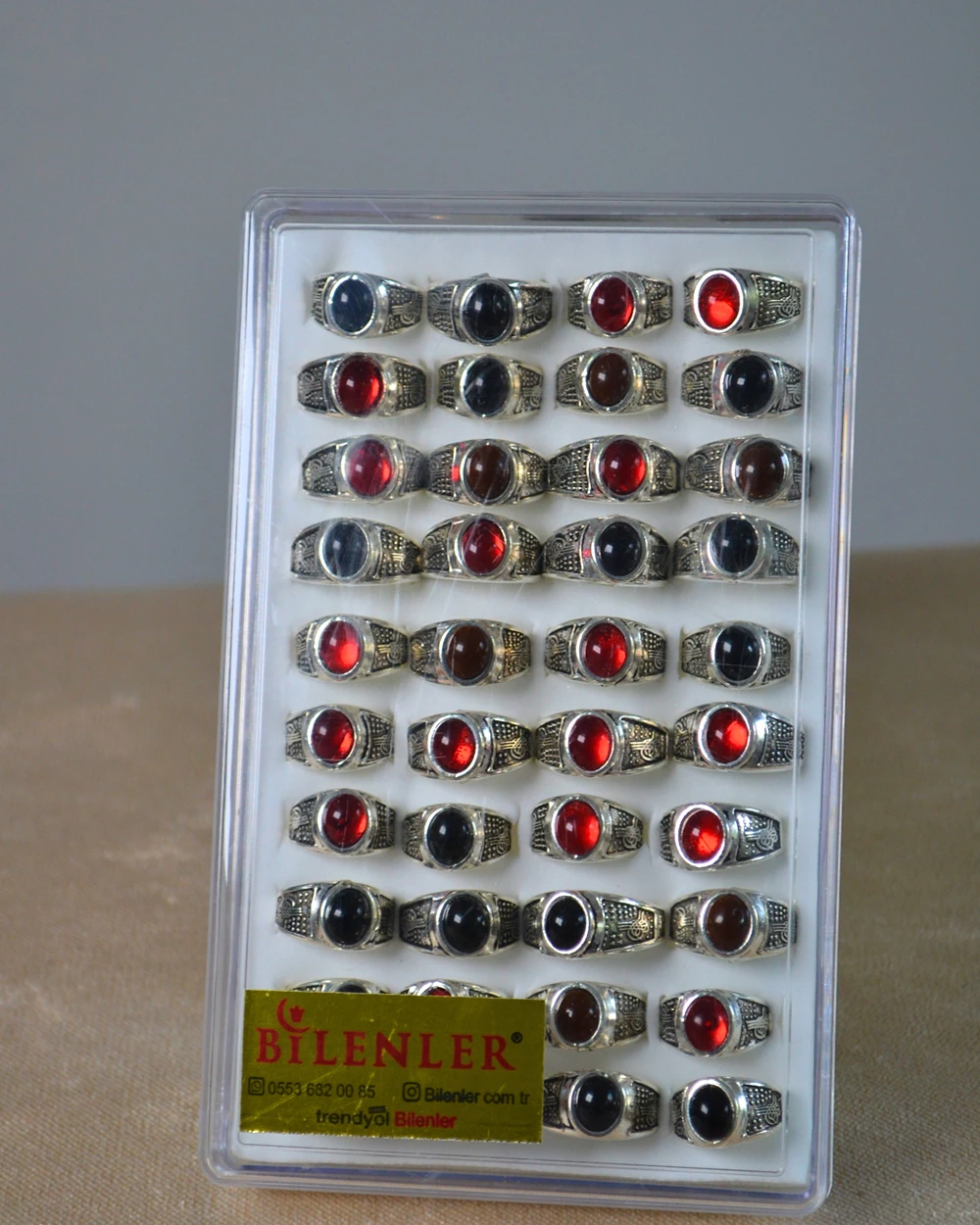 Erkek Motifli Taşlı Metal Yüzük Uzun Ömürlü; Şık Tasarım Kahve/Siyah/Kırmızı (40'lı kutu)
