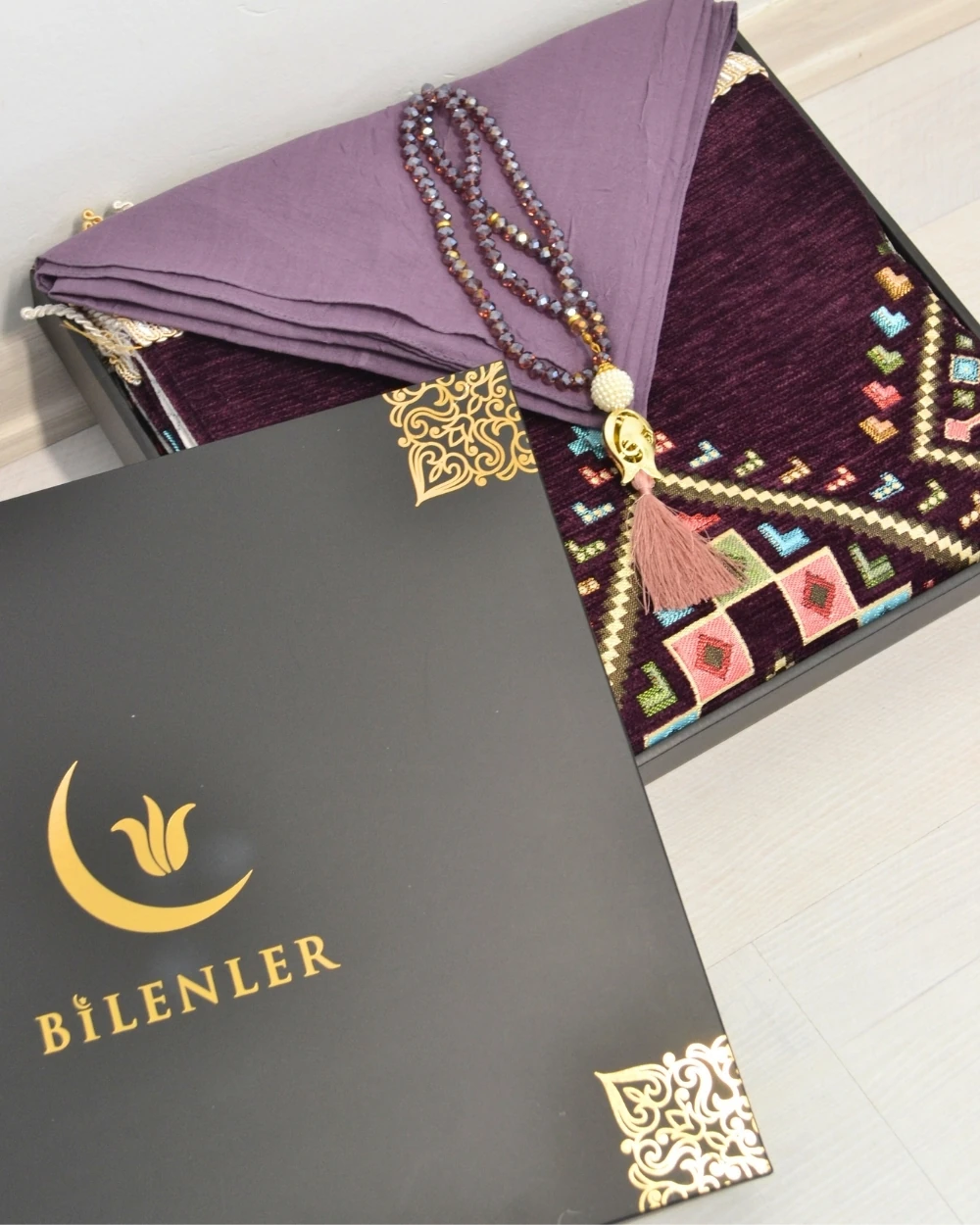 Çeyizlik Hediyelik Seccade Eşarp Tesbih Set – Kilim Desenli Kadife Astarlı Seccade, Eşarp, Kristal Tesbih Özel Kutulu Lüks Hediye Seti