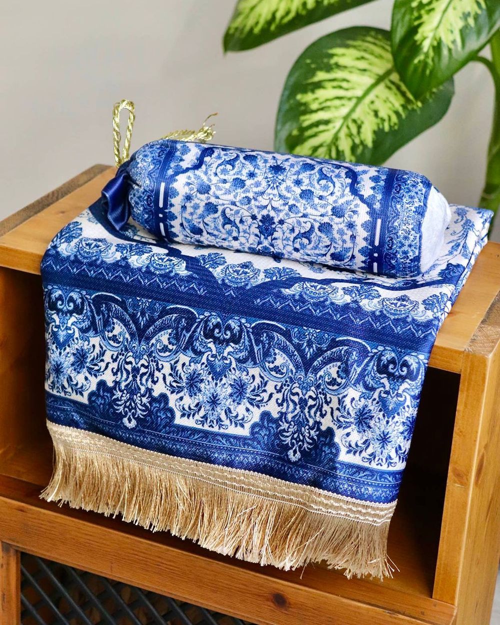 Gülhan Desenli İpek Dokulu Keseli Seccade Lacivert Renk