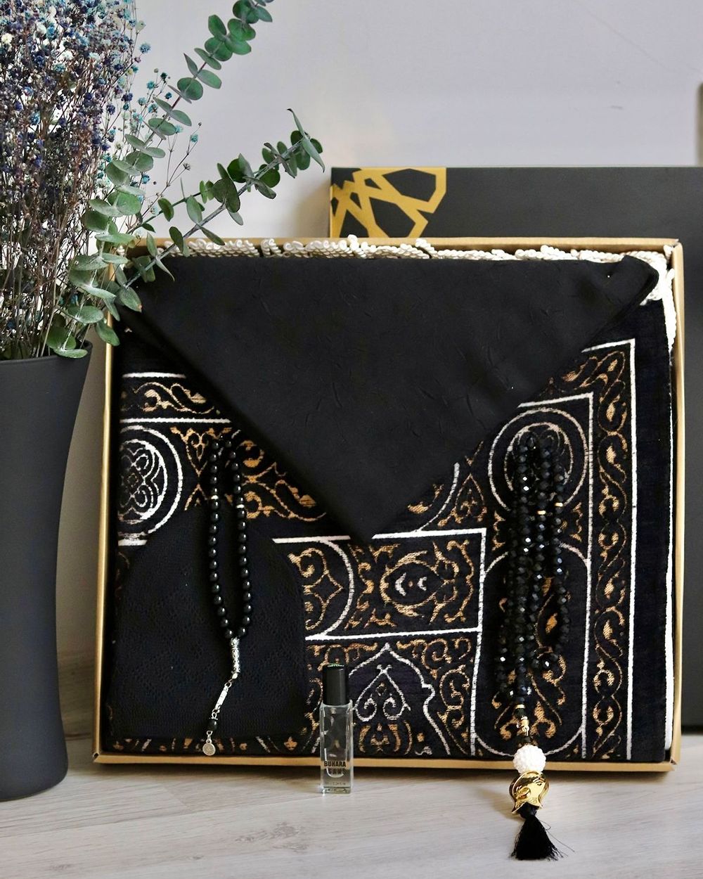 Çeyizlik Hediyelik Kabe Örtüsü Seccade Set – Astarlı Seccade, Eşarp, Kristal Tesbih, Erkek Tesbihi, Takke ve Esanslı Özel Kutulu Lüks Hediye