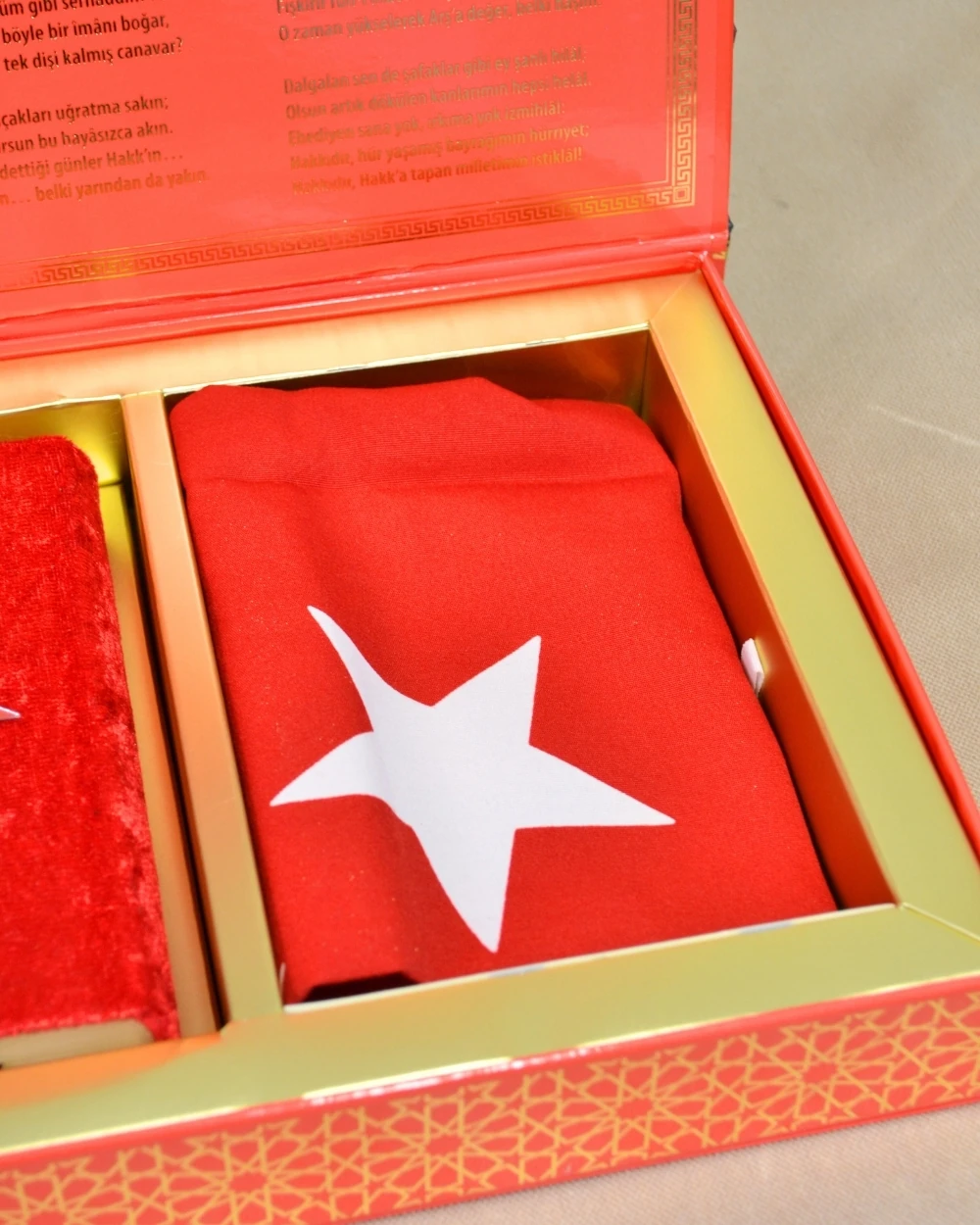 Türk Bayraklı Özel Kutuda Hediyelik Kuran Seti | Kuran-ı Kerim + Türk Bayrağı