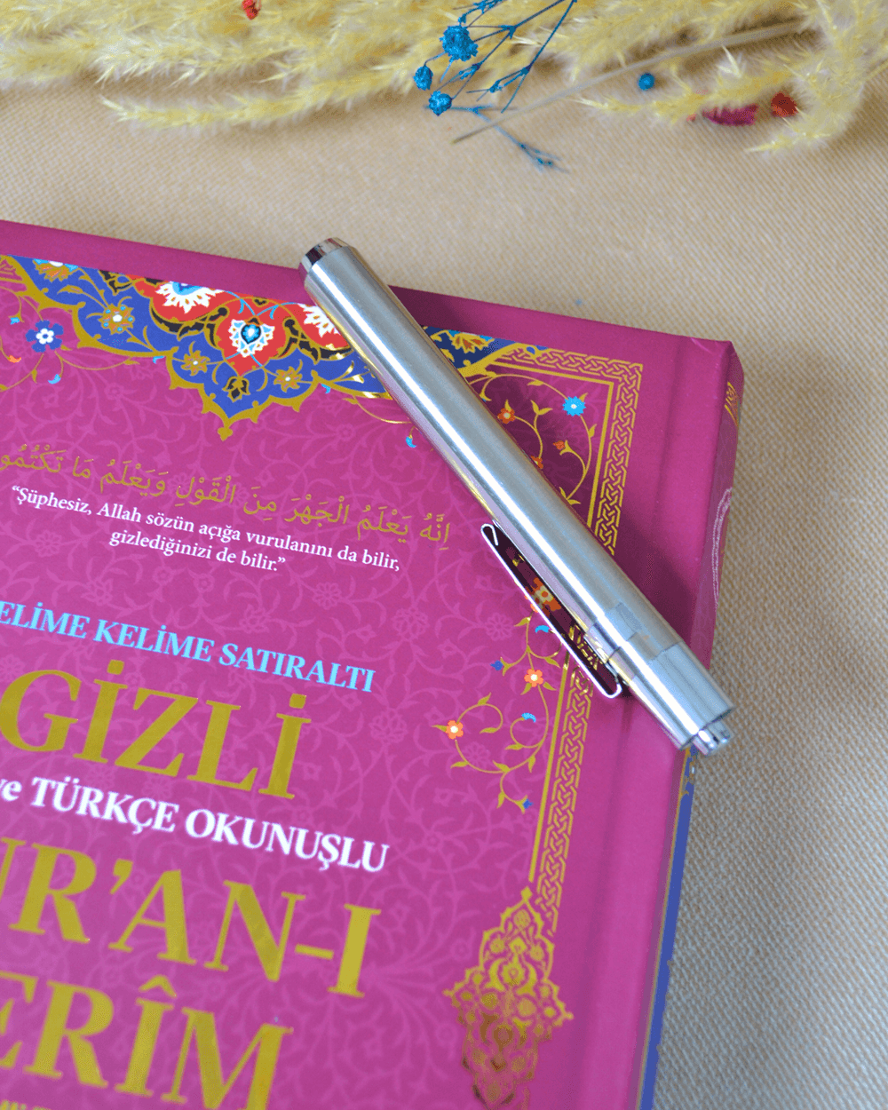 Gizli Mealli ve Türkçe Okunuşlu Kuran-ı Kerim Camii Boy Pembe – Özel Işıklı Kalemli