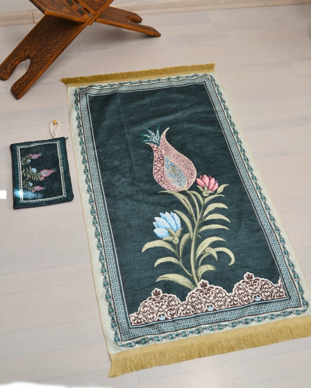 Pratik ve Taşınabilir İpek Dokulu Çantalı Seccade Lale Desenli Yeşil Fermuarlı