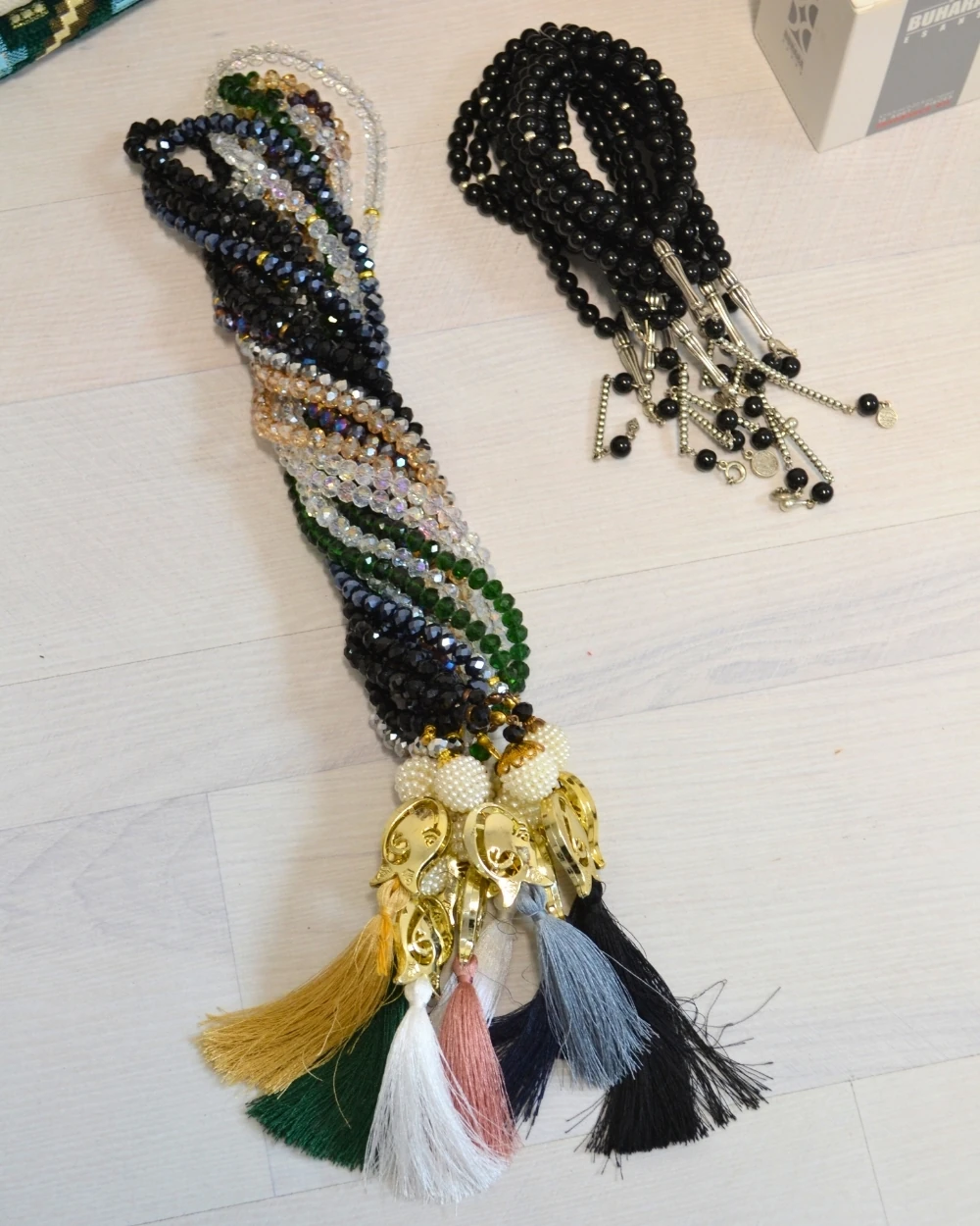 Hediyelik Umre Seti 10 Kişilik – Astarlı Kadife Seccade, Eşarp, 99’lu Kristal Tesbih, Erkek Tesbihi, Takke, Esans Özel Kutulu Lüks Set