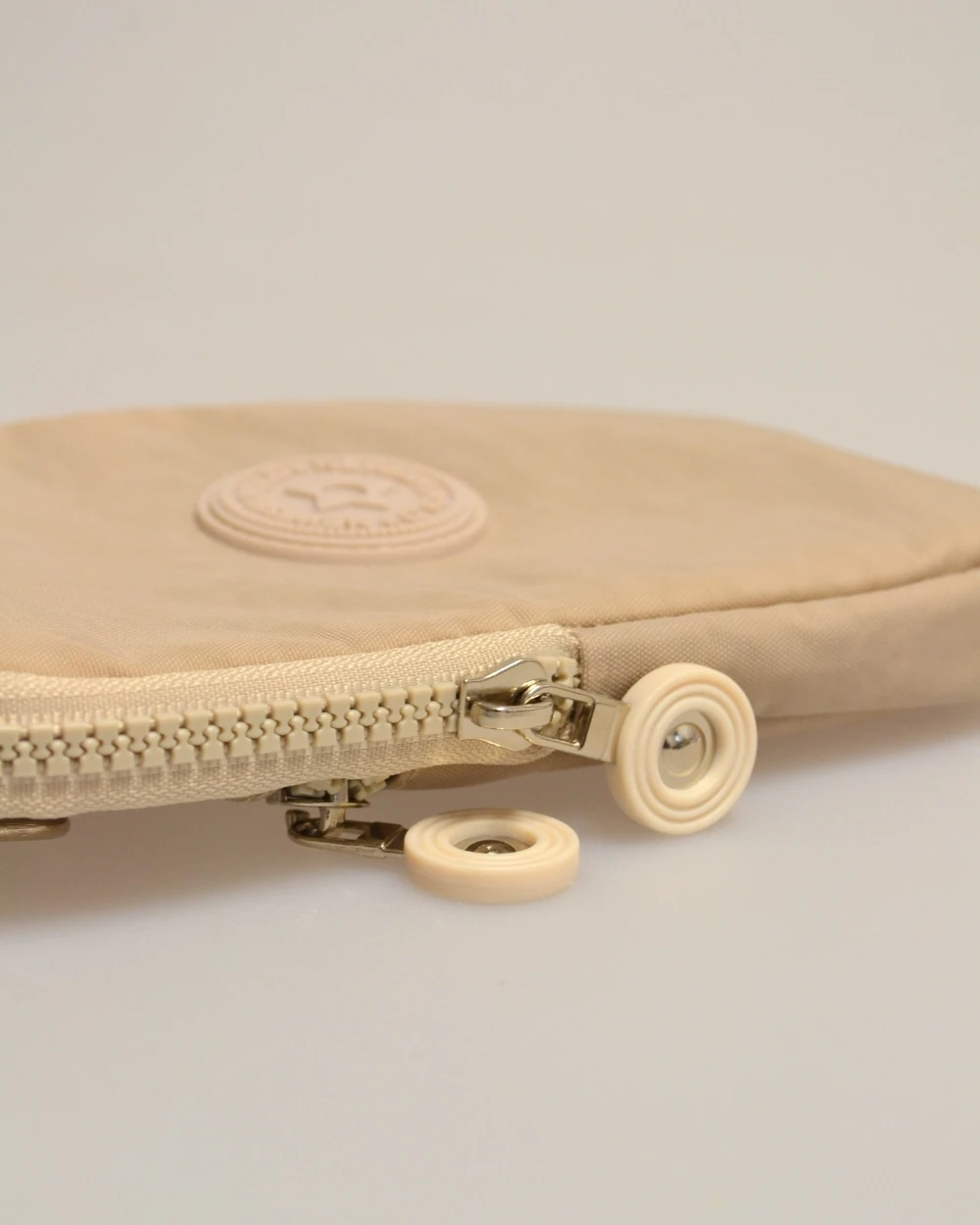 Su Geçirmez Kumaşlı Telefonluklu Çanta – Hafif ve Pratik Omuz/Çapraz Çanta, Hac ve Umre İçin Uygun