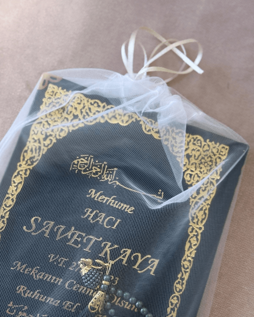 Kişiye Özel İsim Baskılı Ciltli Yasin Kitabı 192 Sayfa Orta Boy 50 Adet -Tül Keseli İnci Tesbihli Mevlit ve Hatim Hediyesi
