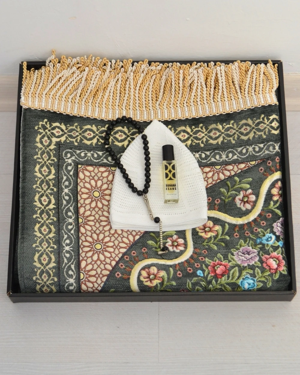 Erkekler İçin Seccade Takke Tesbih Esans Hediyelik Seti – Kadife Astarlı Seccade ve Özel Kutulu Lüks Hac Umre Hediyesi