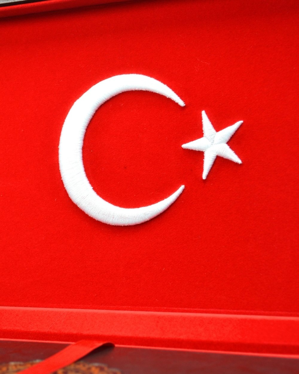 Ahşap Kutulu Nakış İşlemeli Türk Bayraklı Kuran-ı Kerim Seti (Orta Boy)