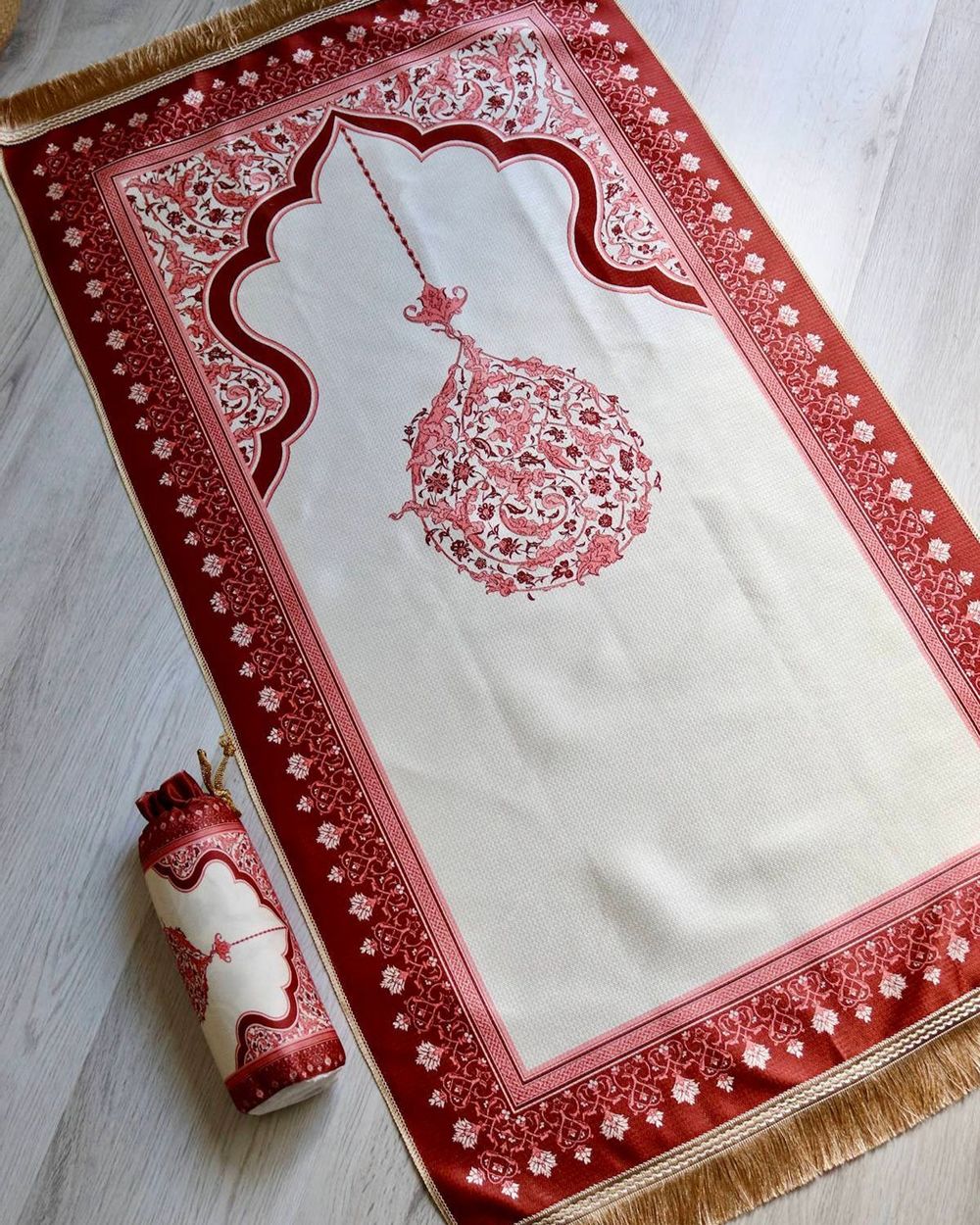 Mihrap Desenli İpek Dokulu Keseli Seccade Kırmızı Renk