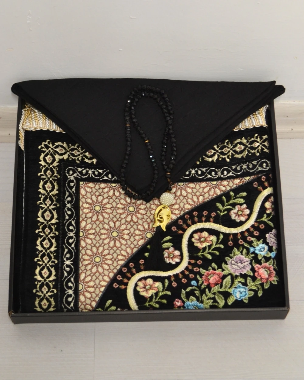 Çeyizlik Hediyelik Seccade Eşarp Tesbih Set – Kadife Astarlı Seccade, Eşarp, Kristal Tesbih Kutulu Lüks Hediye Seti