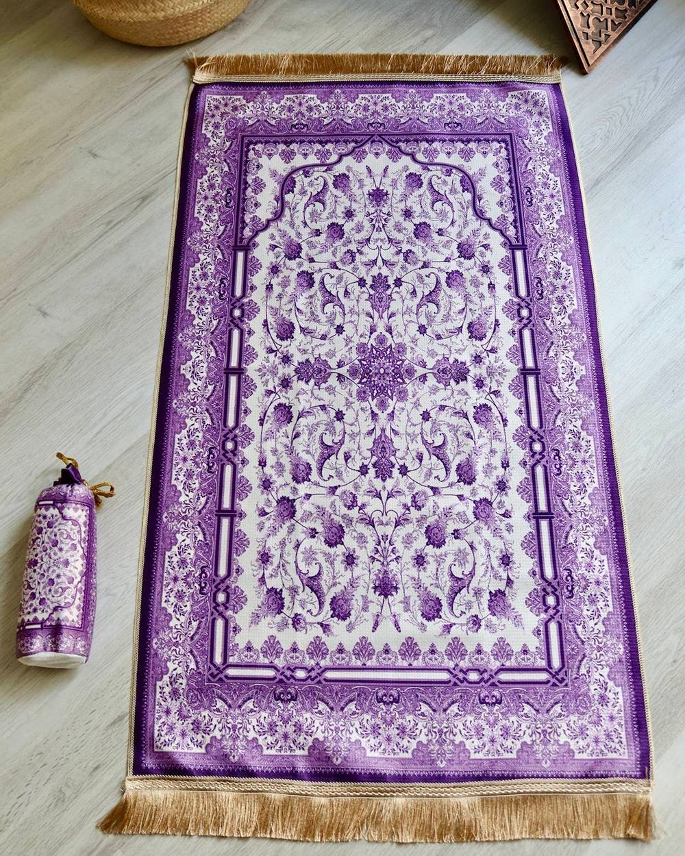 Gülhan Desenli İpek Dokulu Keseli Seccade Mor Renk