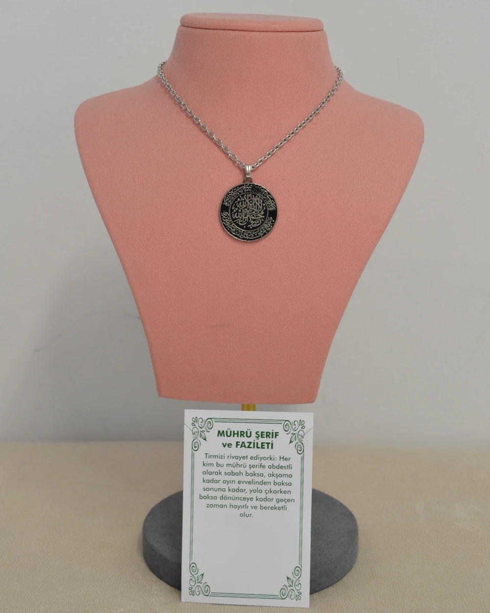 Mühr-ü Şerif Kolyesi – Yuvarlak Metal Kolye Ucu, Silinmez İşlemeli Metal Zincirli Manevi Dua Kolyesi