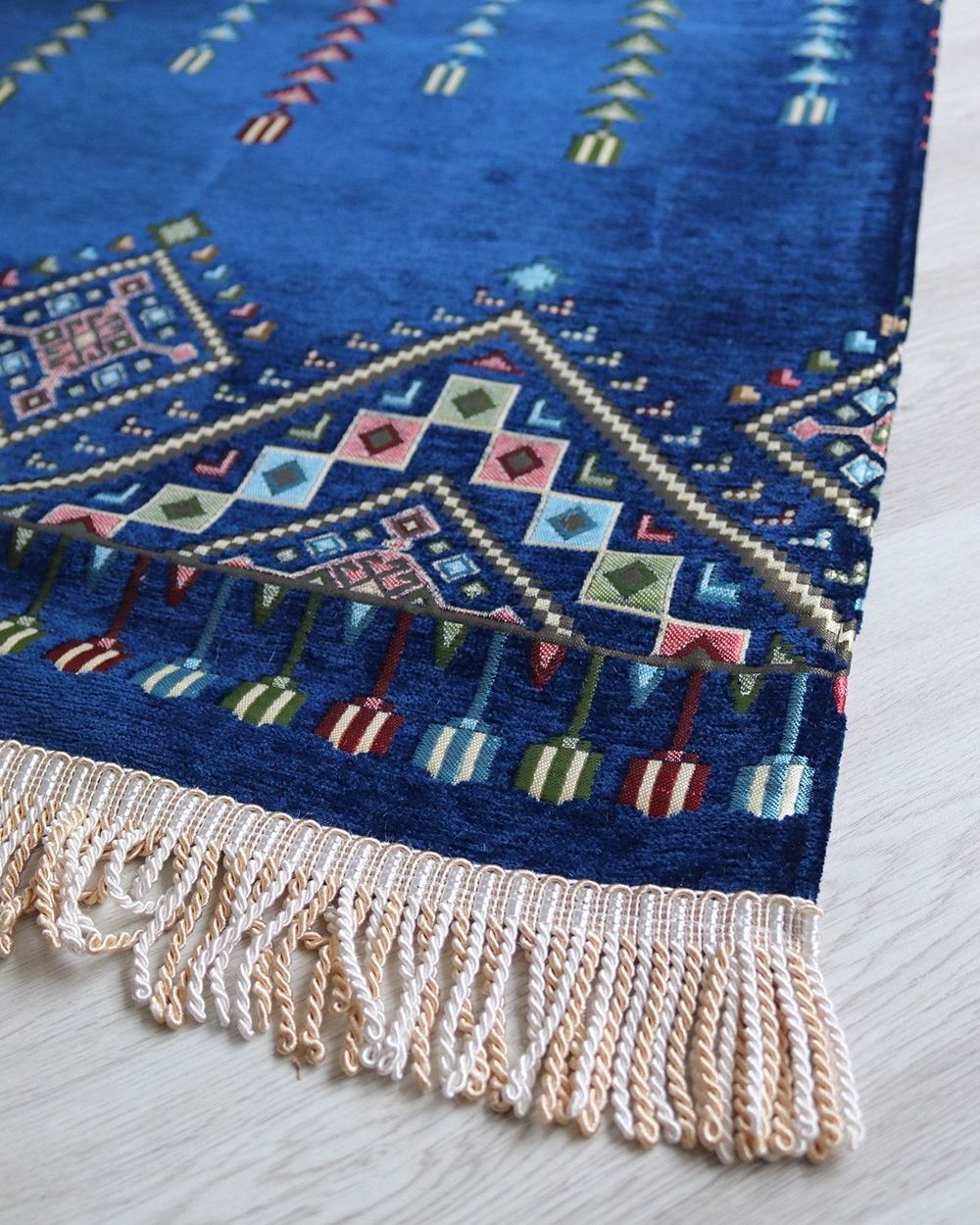 Erkekler İçin Seccade Takke Tesbih Esans Hediyelik Seti – Kilim Desenli Kadife Astarlı Seccade ve Özel Kutulu Lüks Hac Umre Hediyesi