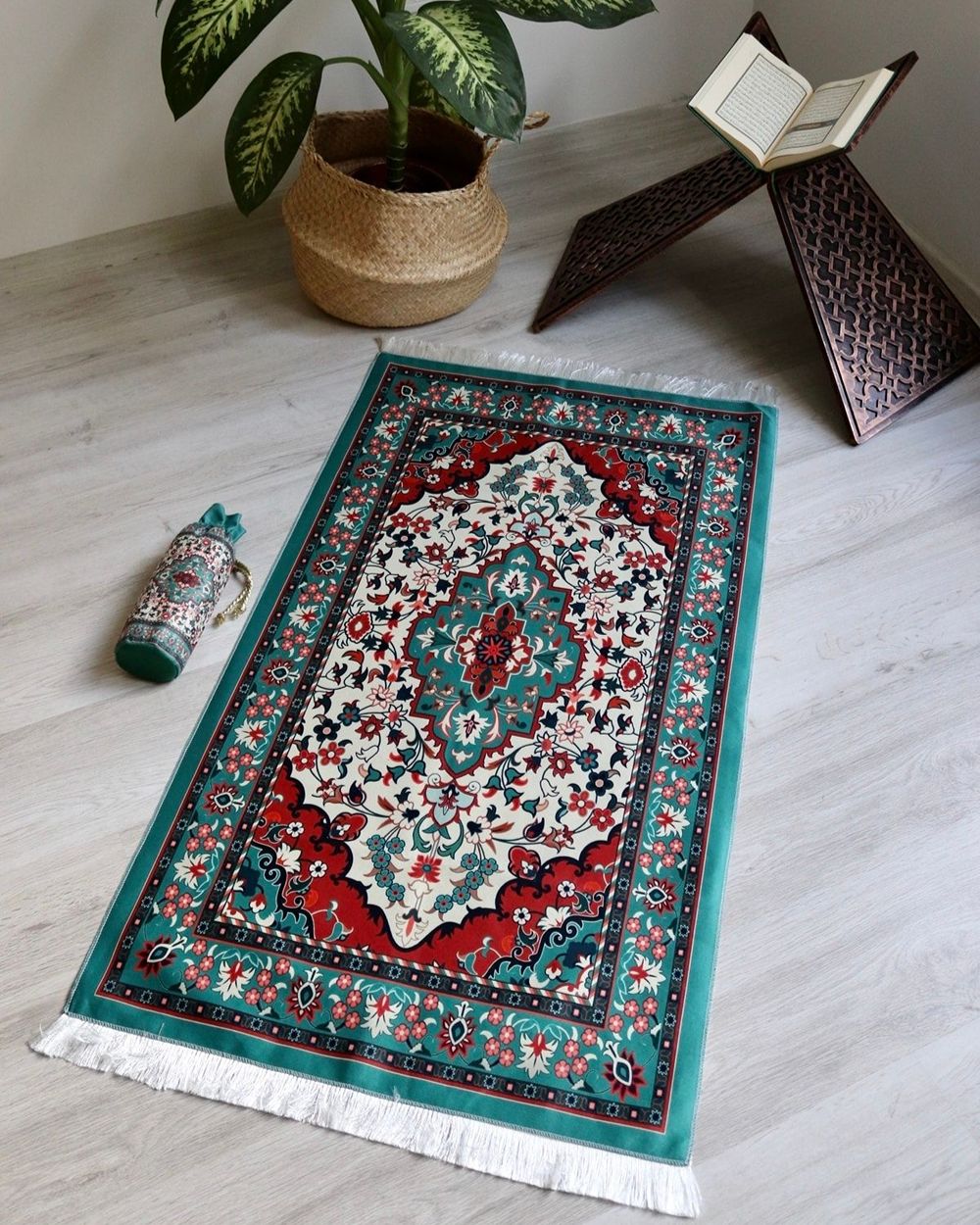 Kilim Desenli İpek Dokulu Keseli Seccade Yeşil