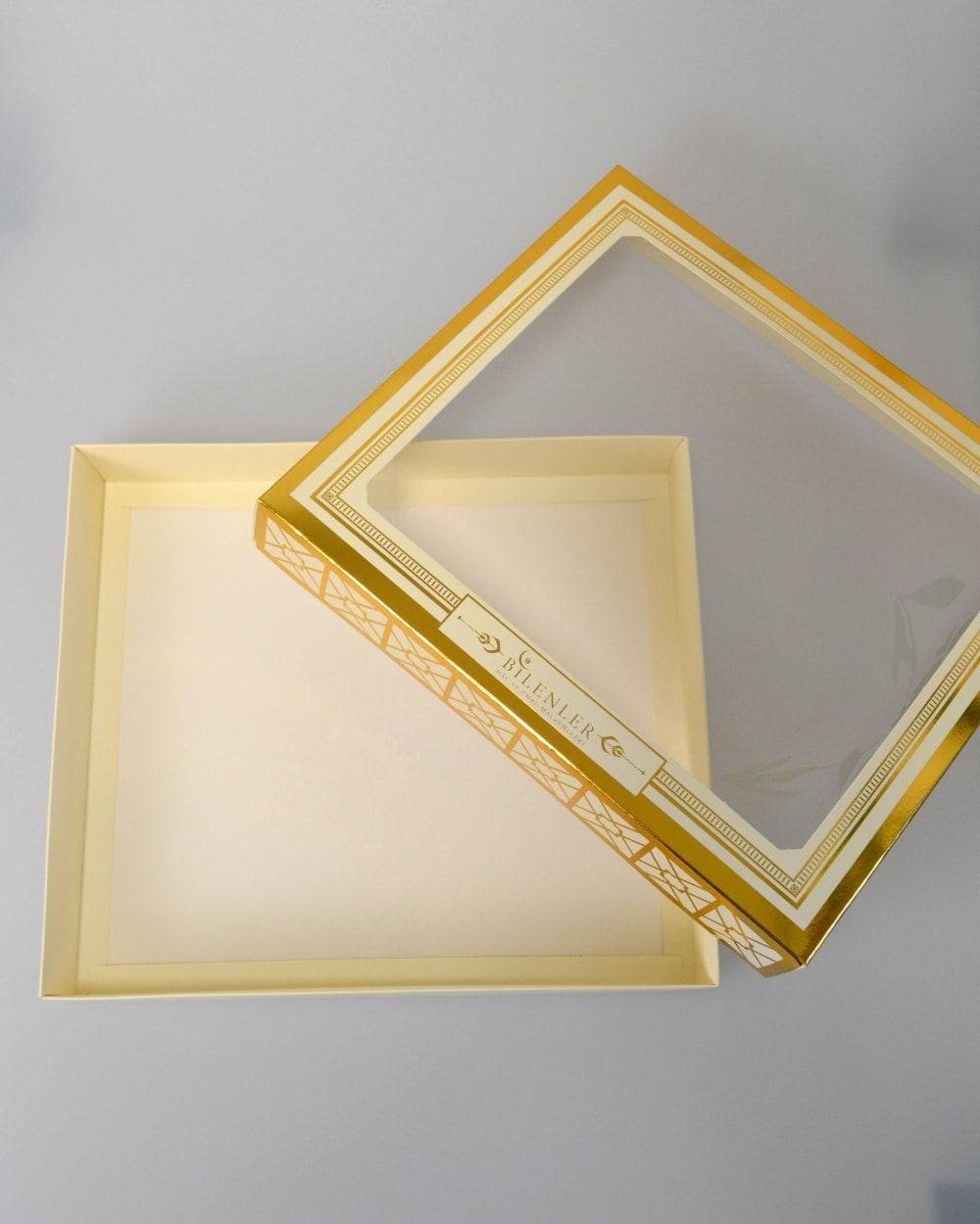 Asetat Pencere Kapaklı Hediye Kutusu – Büyük Boy 27x31x5 cm Sunum Kutusu