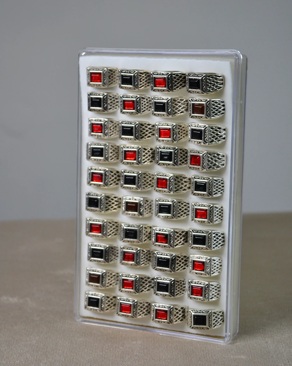 Erkek Motifli Taşlı Metal Yüzük Uzun Ömürlü; Şık Tasarım Siyah/Kahve/Kırmızı(40’lı kutu)