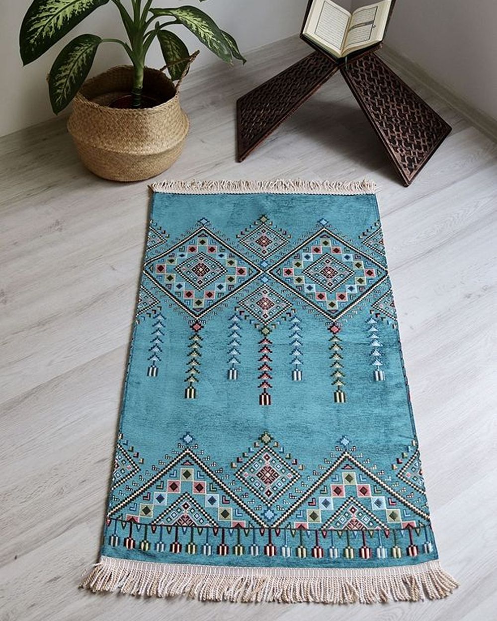 Çeyizlik Hediyelik Seccade Set– Kilim Desenli Astarlı Kadife Seccade, Eşarp, Kristal Tesbih, Erkek Tesbihi, Takke ve Esans Özel Kutulu