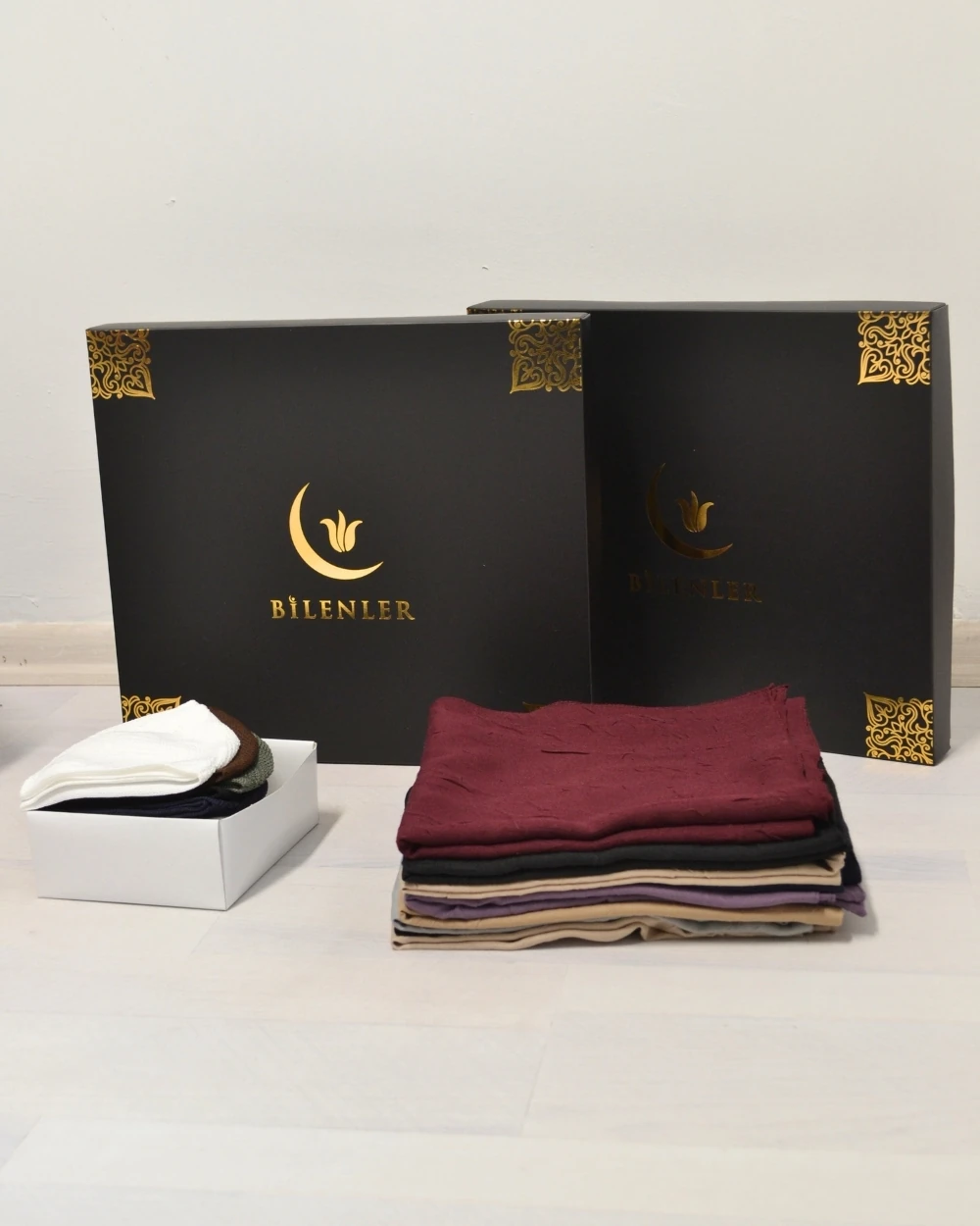 Hediyelik Kadife Seccade Seti 10 Kişilik –Kadife Seccade, Bambu Eşarp, İnci Tesbih, Erkek Tesbihi, Takke, Esans ve Özel Kutulu Lüks Set