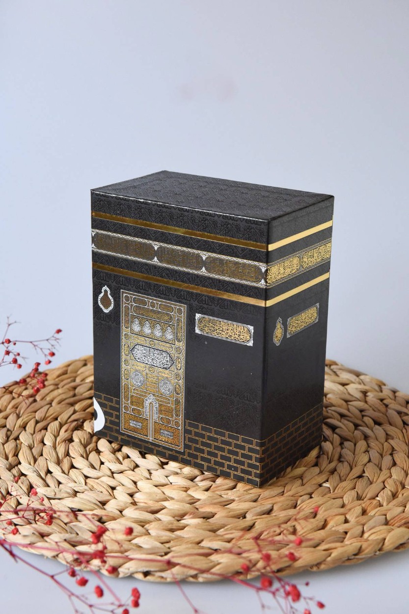Kabe Desenli Kuranı Kerim-Seccade-Zikirmatik- Tesbih Hac & Umre Hediyelik Seti – Siyah (5 Parça Manevi Set)