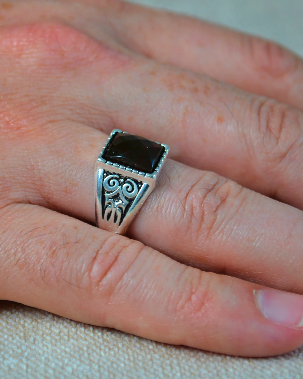 Erkek Motifli Taşlı Metal Yüzük Uzun Ömürlü; Şık Tasarım Yeşil/Siyah (40’lı kutu)