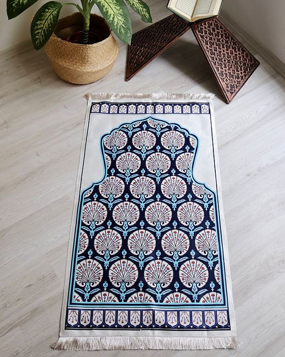 Lale Desenli İpek Dokulu Keseli Seccade Mavi Renk