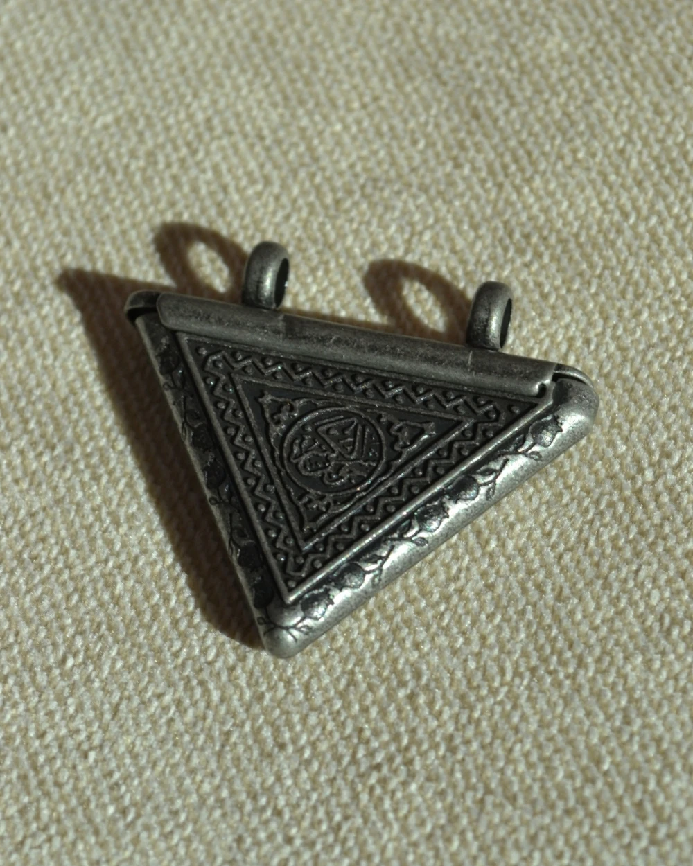 Sürgülü Cevşen Kolye Ucu – Zincirsiz Metal Dua Kolye Ucu, Silinmez Yazılı Manevi Aksesuar