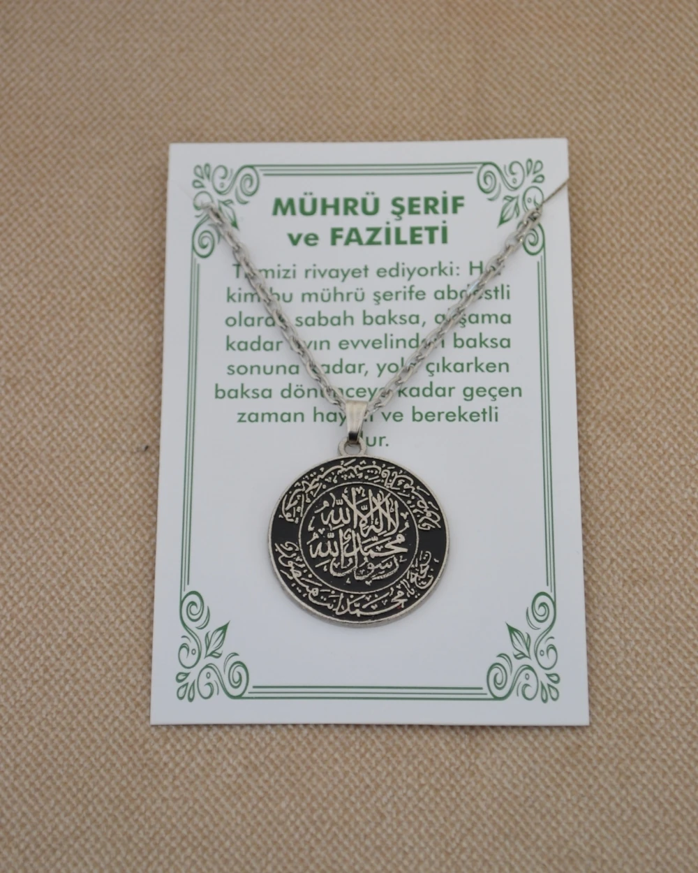 Mühr-ü Şerif Kolyesi – Yuvarlak Metal Kolye Ucu, Silinmez İşlemeli Metal Zincirli Manevi Dua Kolyesi