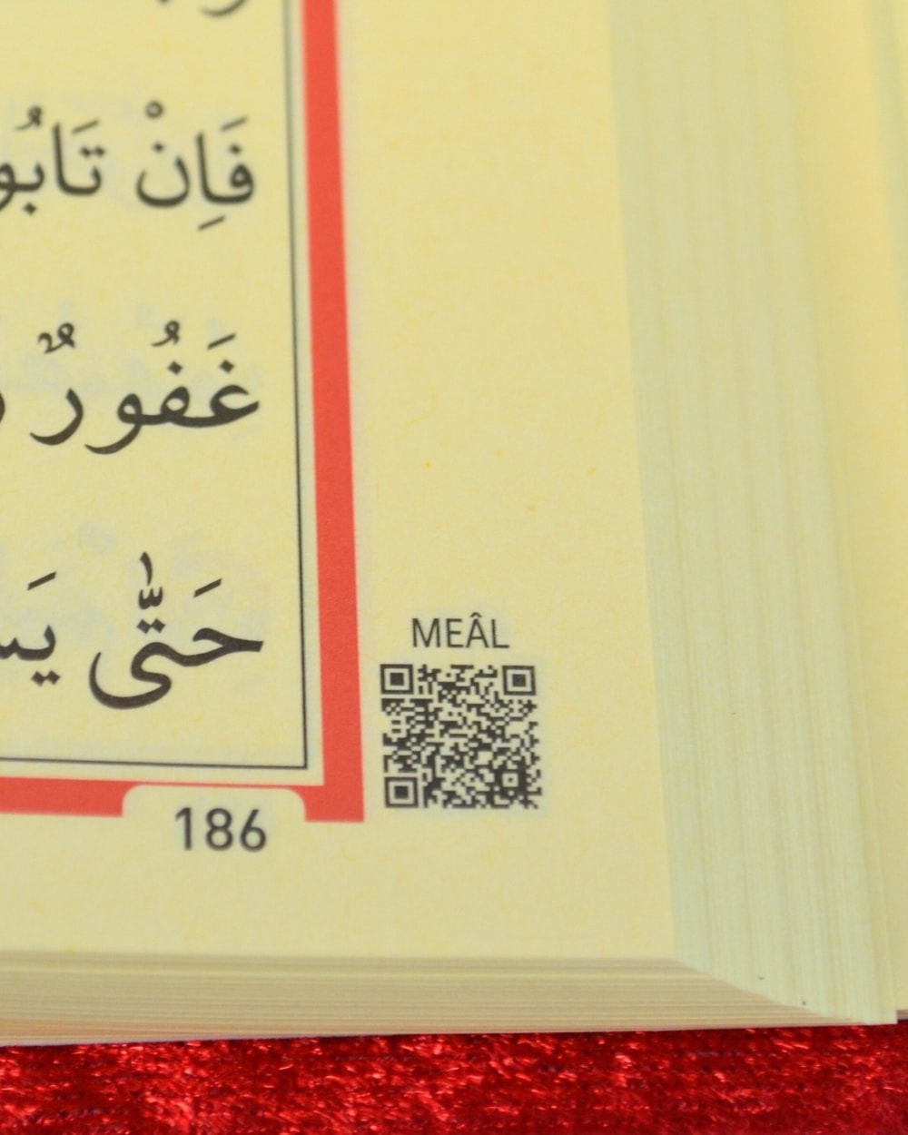 Orta Boy Diyanet Onaylı Kadife Kaplı Kur’an-ı Kerim – 17x24 cm, 604 Sayfa, QR Kodlu Sesli Arapça ve Meal