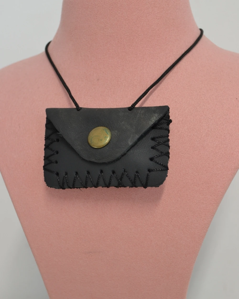 Deri Kaplı Büyük Kare Cevşen – Boyuna Asılabilir Siyah İpli, Özel Deri Çantalı Manevi Dua Kitabı