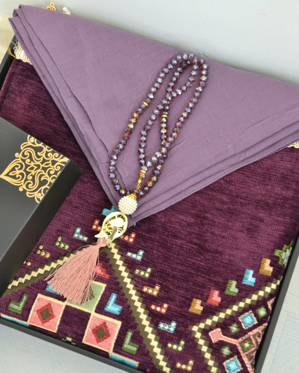Çeyizlik Hediyelik Seccade Eşarp Tesbih Set – Kilim Desenli Kadife Astarlı Seccade, Eşarp, Kristal Tesbih Özel Kutulu Lüks Hediye Seti