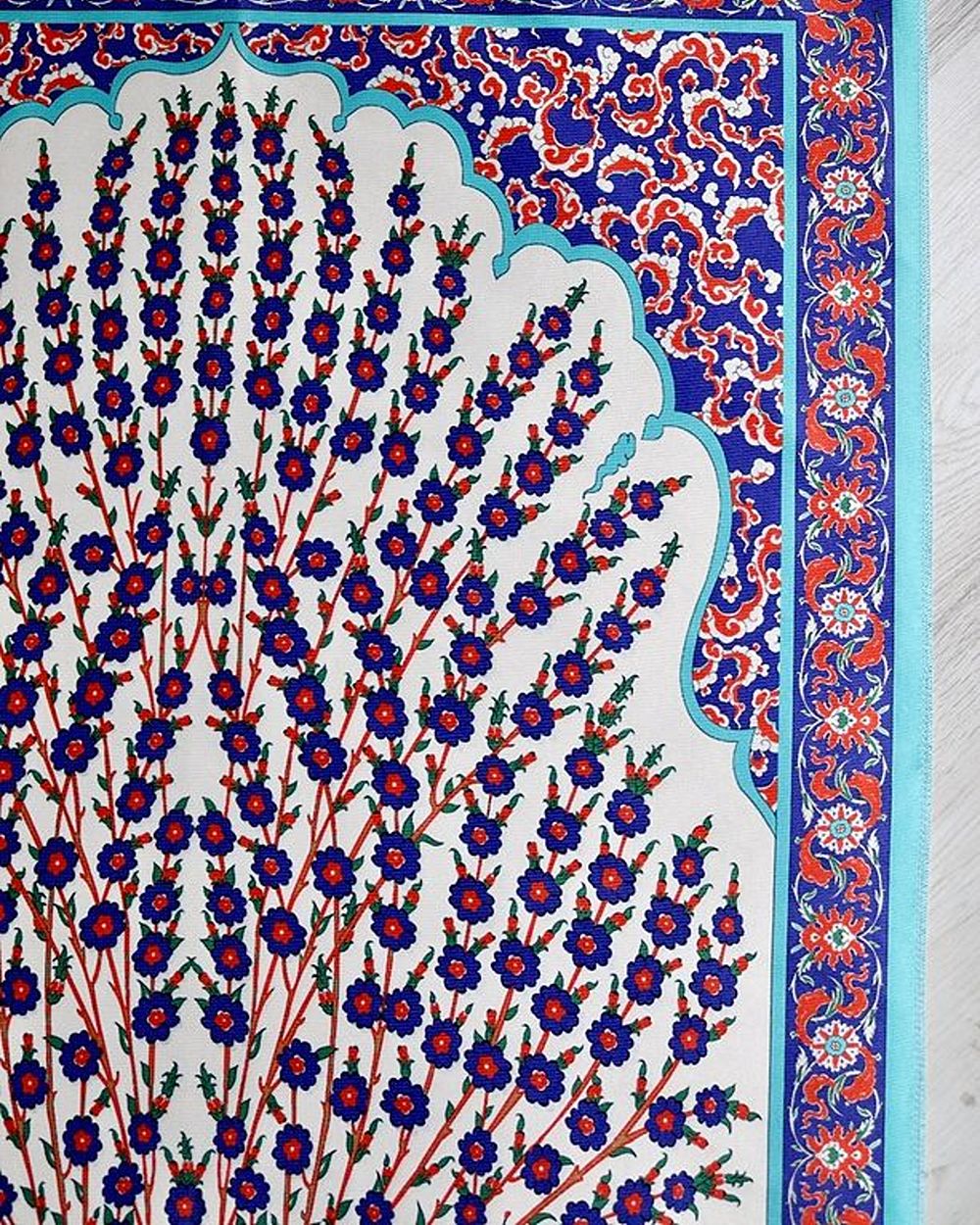 Çini Desenli İpek Dokulu Keseli Seccade Kırmızı