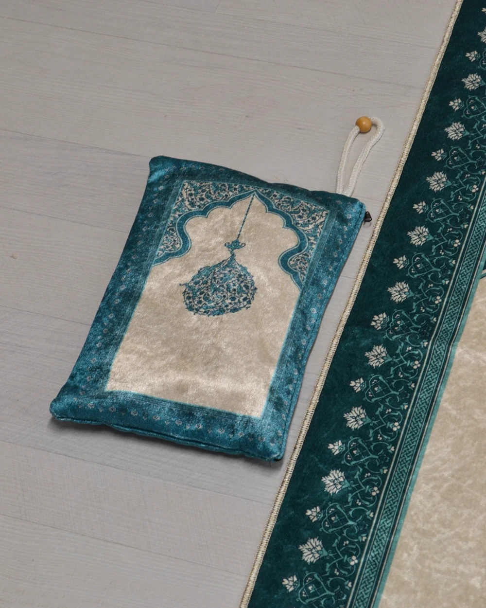Pratik ve Taşınabilir İpek Dokulu Mihrap Desenli Çantalı Seccade Turkuaz
