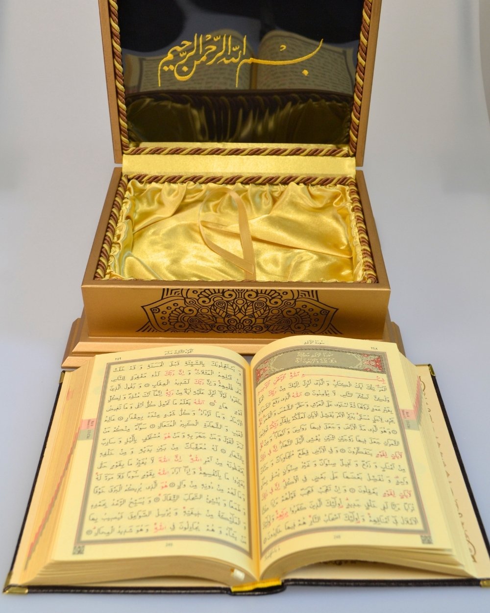 Ahşap Kutulu Nakış İşlemeli Besmele-i Şerifli Kuran-ı Kerim Seti (Hafız Boy)