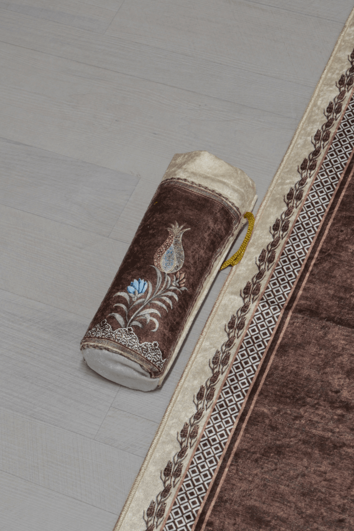 Pratik ve Taşınabilir İpek Dokulu Lale Desenli Keseli Seccade Kahverengi