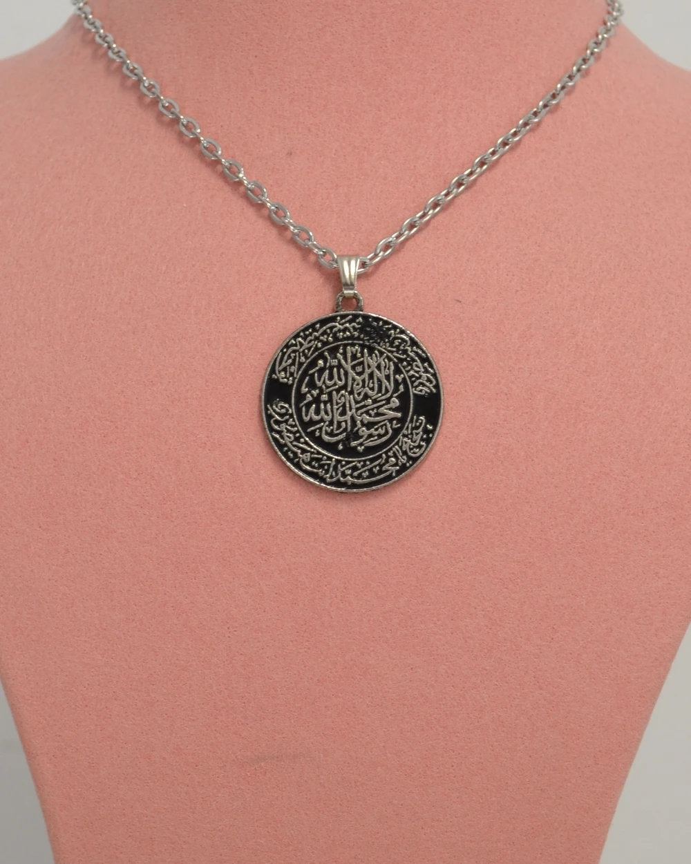 Mühr-ü Şerif Kolyesi – Yuvarlak Metal Kolye Ucu, Silinmez İşlemeli Metal Zincirli Manevi Dua Kolyesi