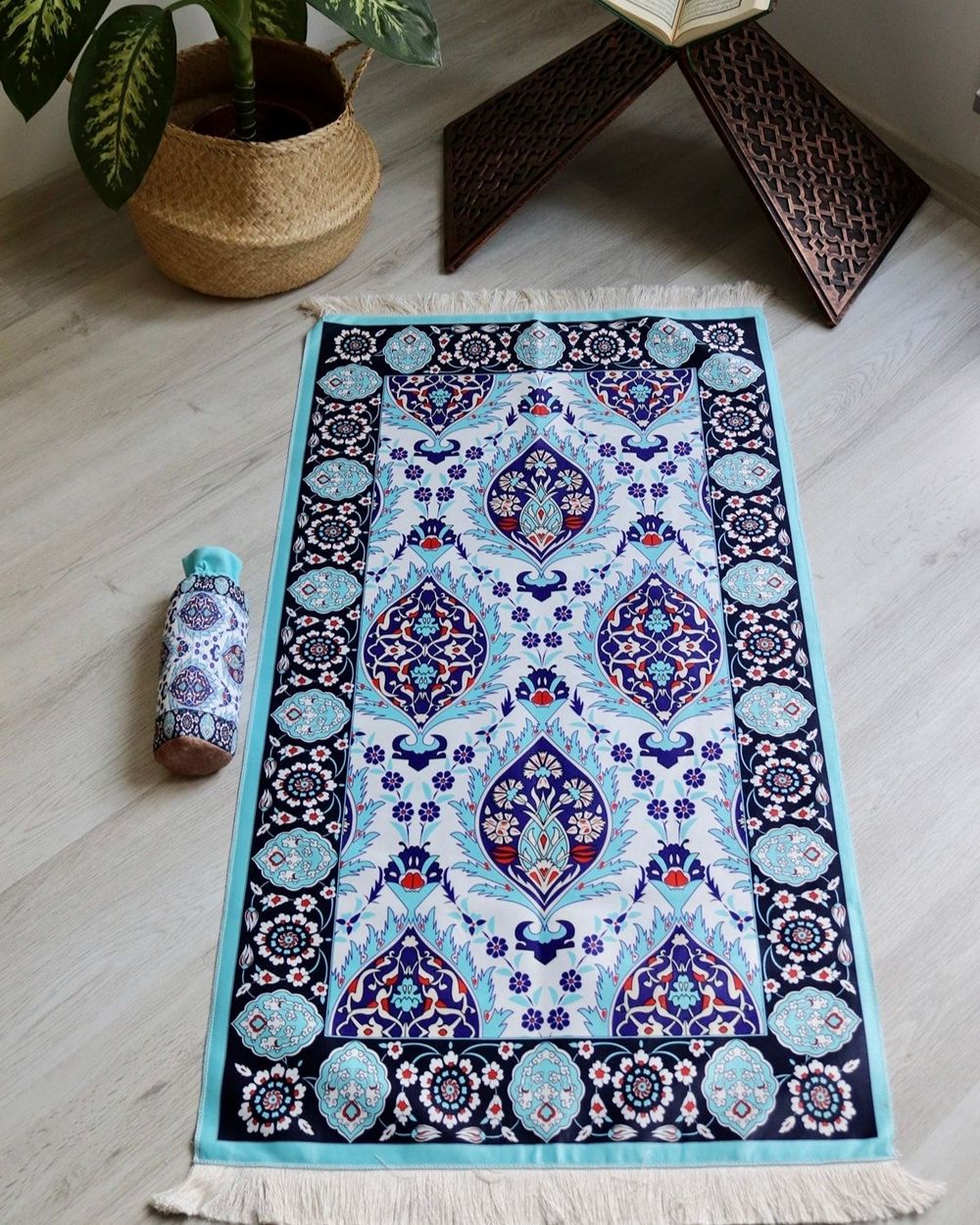 Çini Desenli İpek Dokulu Keseli Seccade Açık Mavi