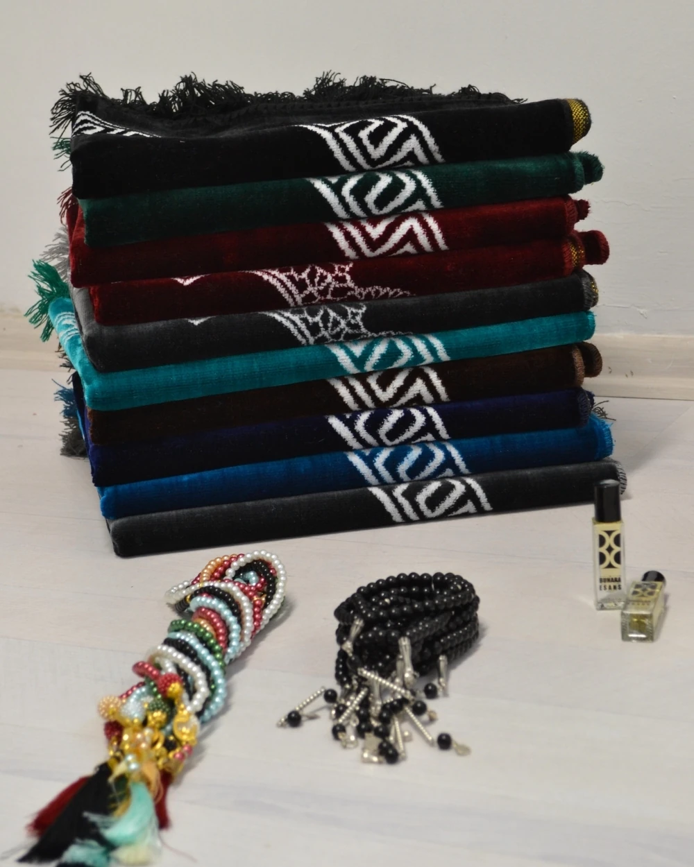 Hediyelik Kadife Seccade Seti 20 Kişilik –Kadife Seccade, Bambu Eşarp, İnci Tesbih, Erkek Tesbihi, Takke, Esans ve Özel Kutulu Lüks Set