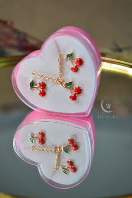Kız Çocuk Kolye ve Küpe Seti 1 Adet – Kalpli Plastik Kutuda (Karışık Desen)
