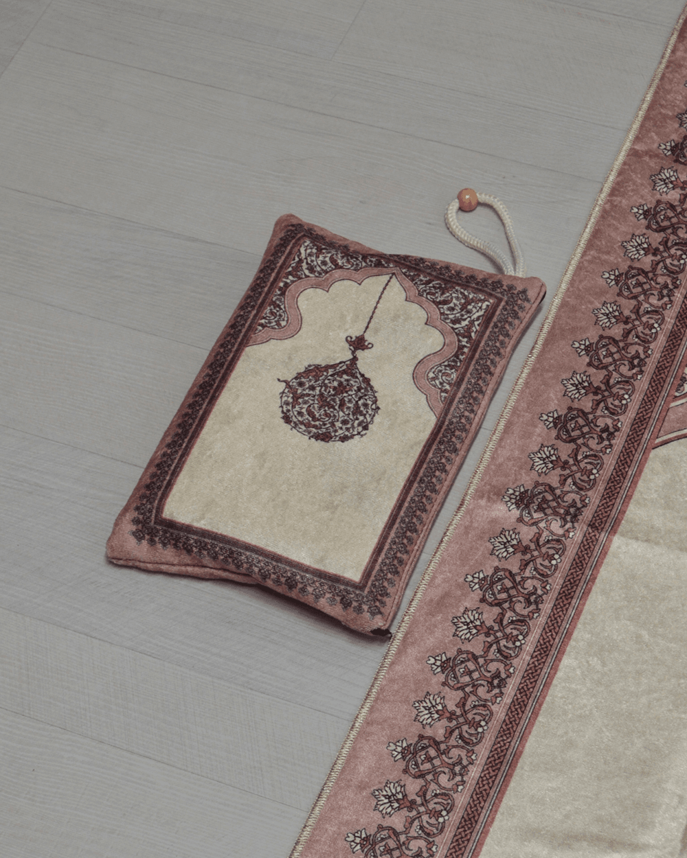 Pratik ve Taşınabilir İpek Dokulu Mihrap Desenli Çantalı Seccade Gül Kurusu