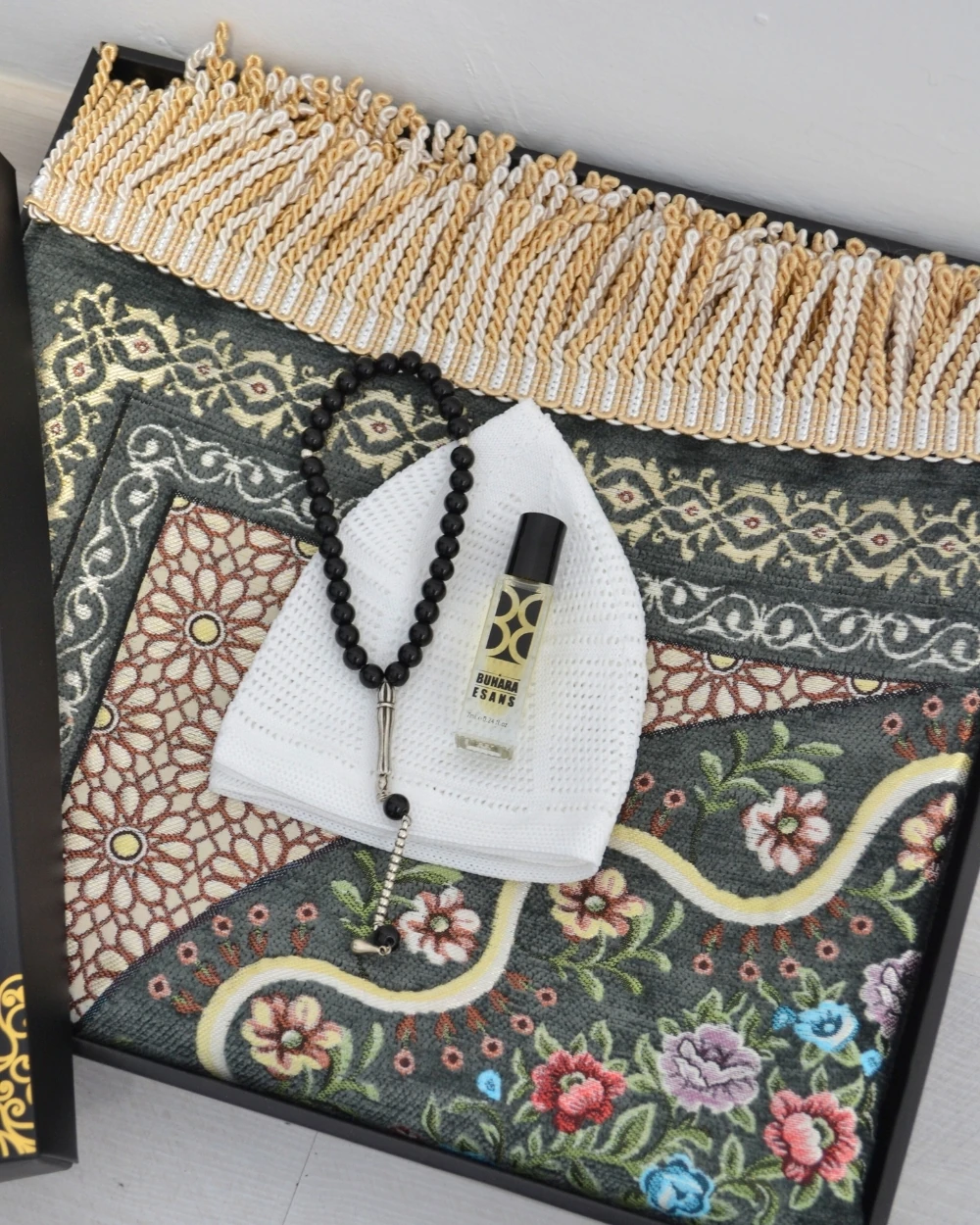 Erkekler İçin Seccade Takke Tesbih Esans Hediyelik Seti – Kadife Astarlı Seccade ve Özel Kutulu Lüks Hac Umre Hediyesi