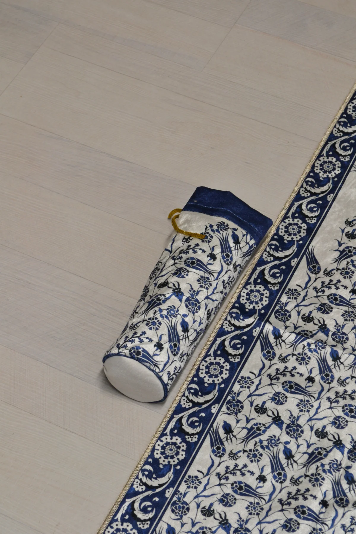 Pratik ve Taşınabilir İpek Dokulu Keseli Seccade Lacivert-02