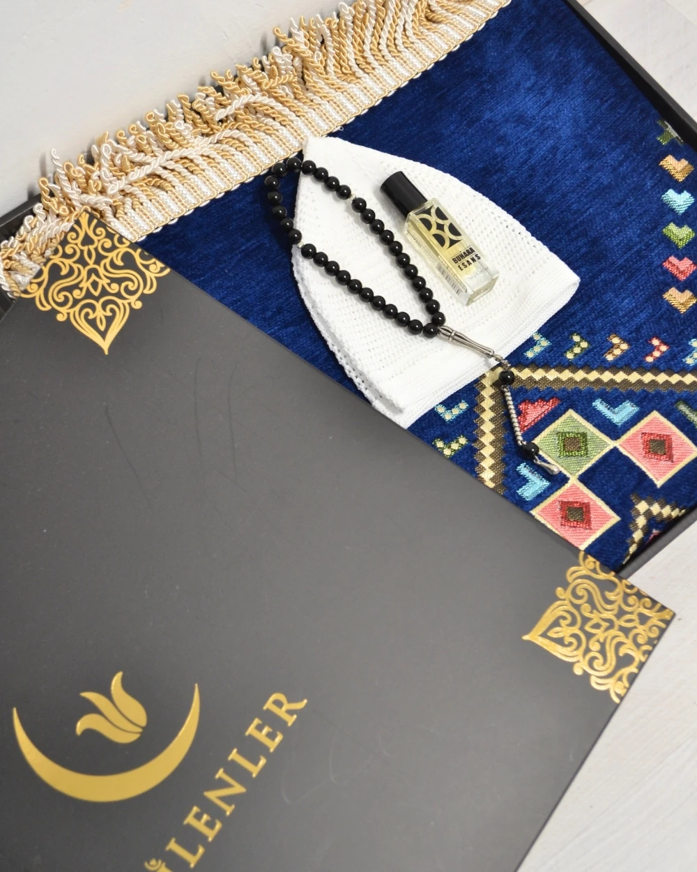 Erkekler İçin Seccade Takke Tesbih Esans Hediyelik Seti – Kilim Desenli Kadife Astarlı Seccade ve Özel Kutulu Lüks Hac Umre Hediyesi