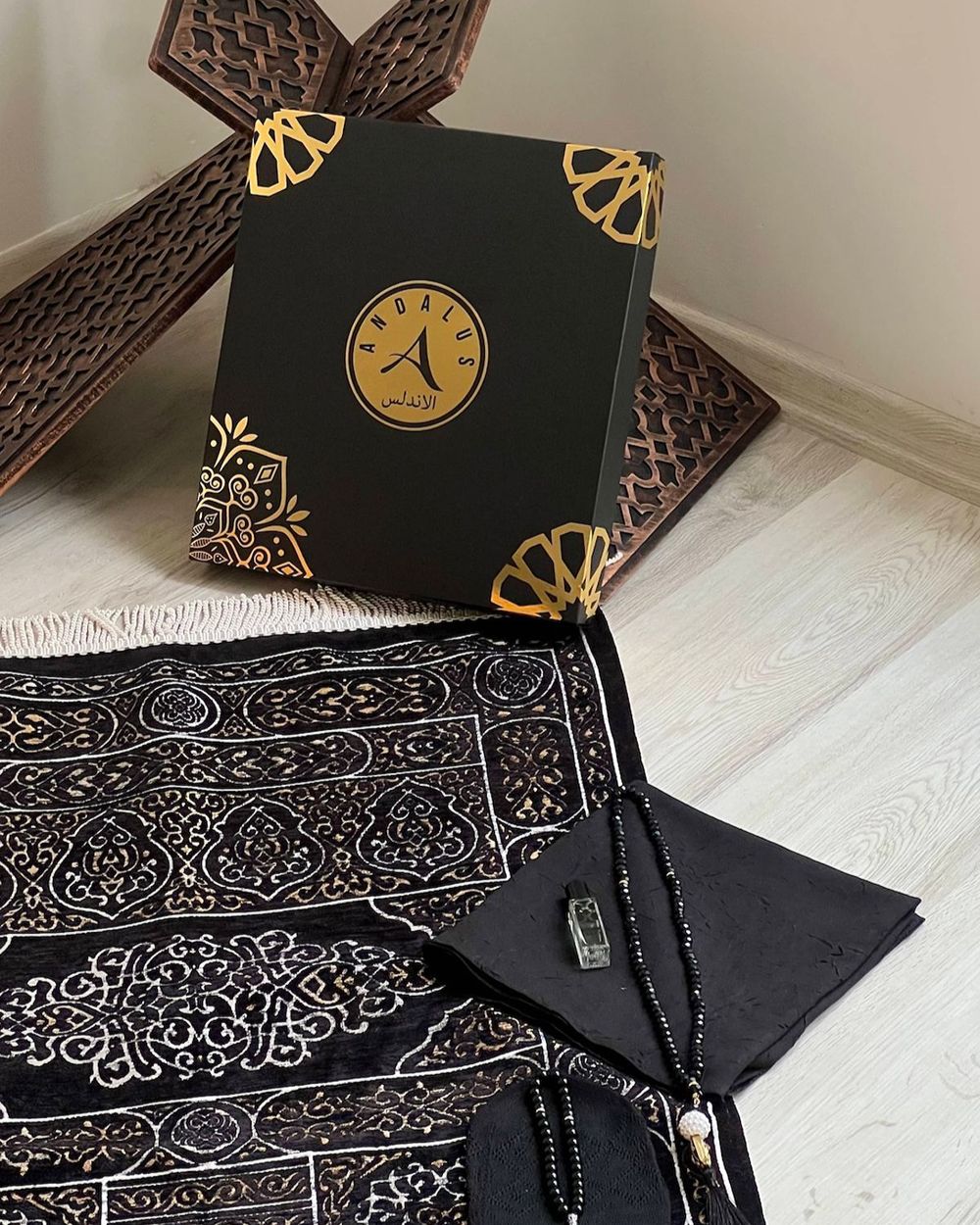 Çeyizlik Hediyelik Kabe Örtüsü Seccade Set – Astarlı Seccade, Eşarp, Kristal Tesbih, Erkek Tesbihi, Takke ve Esanslı Özel Kutulu Lüks Hediye