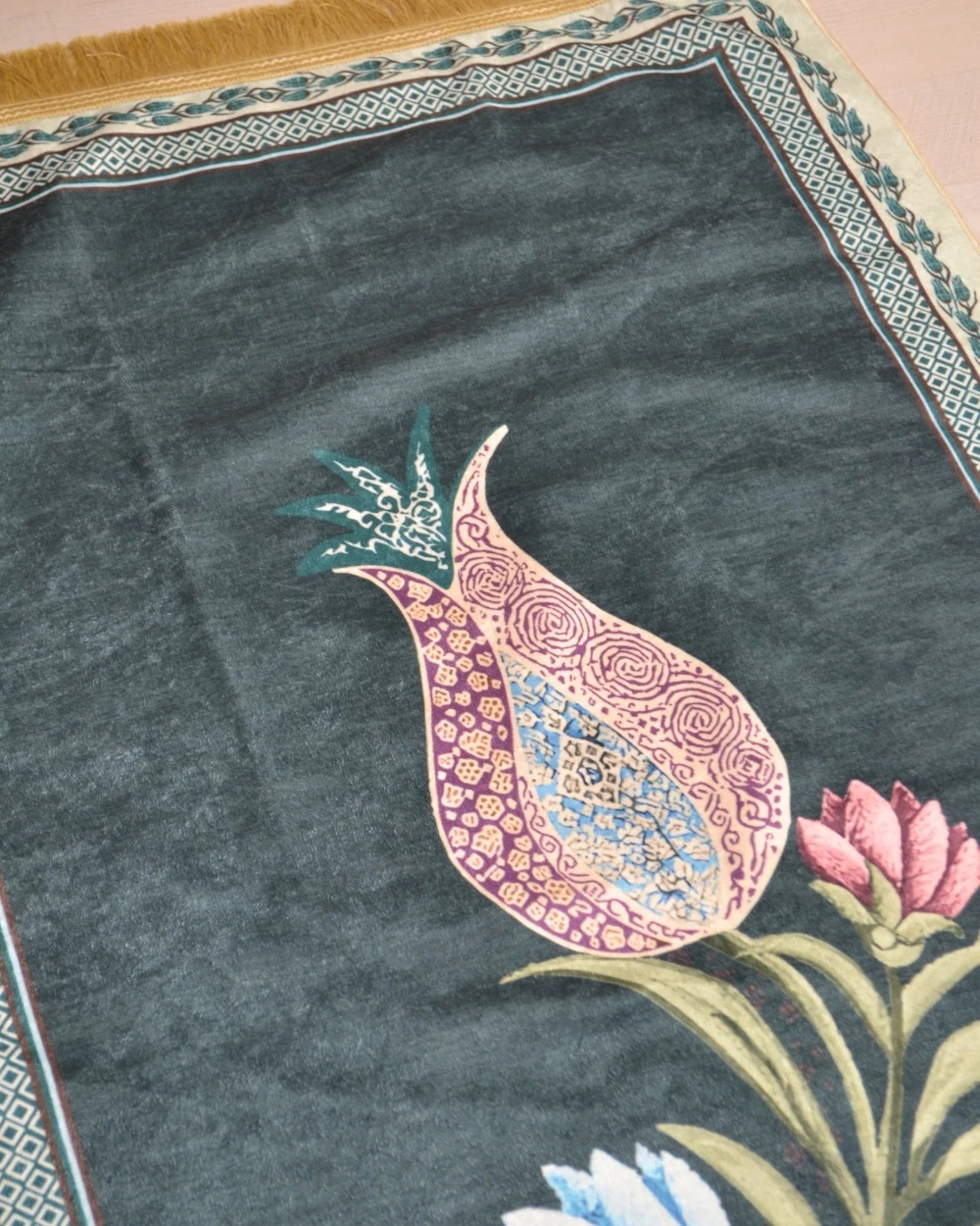 Pratik ve Taşınabilir İpek Dokulu Çantalı Seccade Lale Desenli Yeşil Fermuarlı