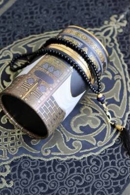 Silindir Kutulu Seccade ve İnci Tesbih Seti Kabe Örtüsü Desenli