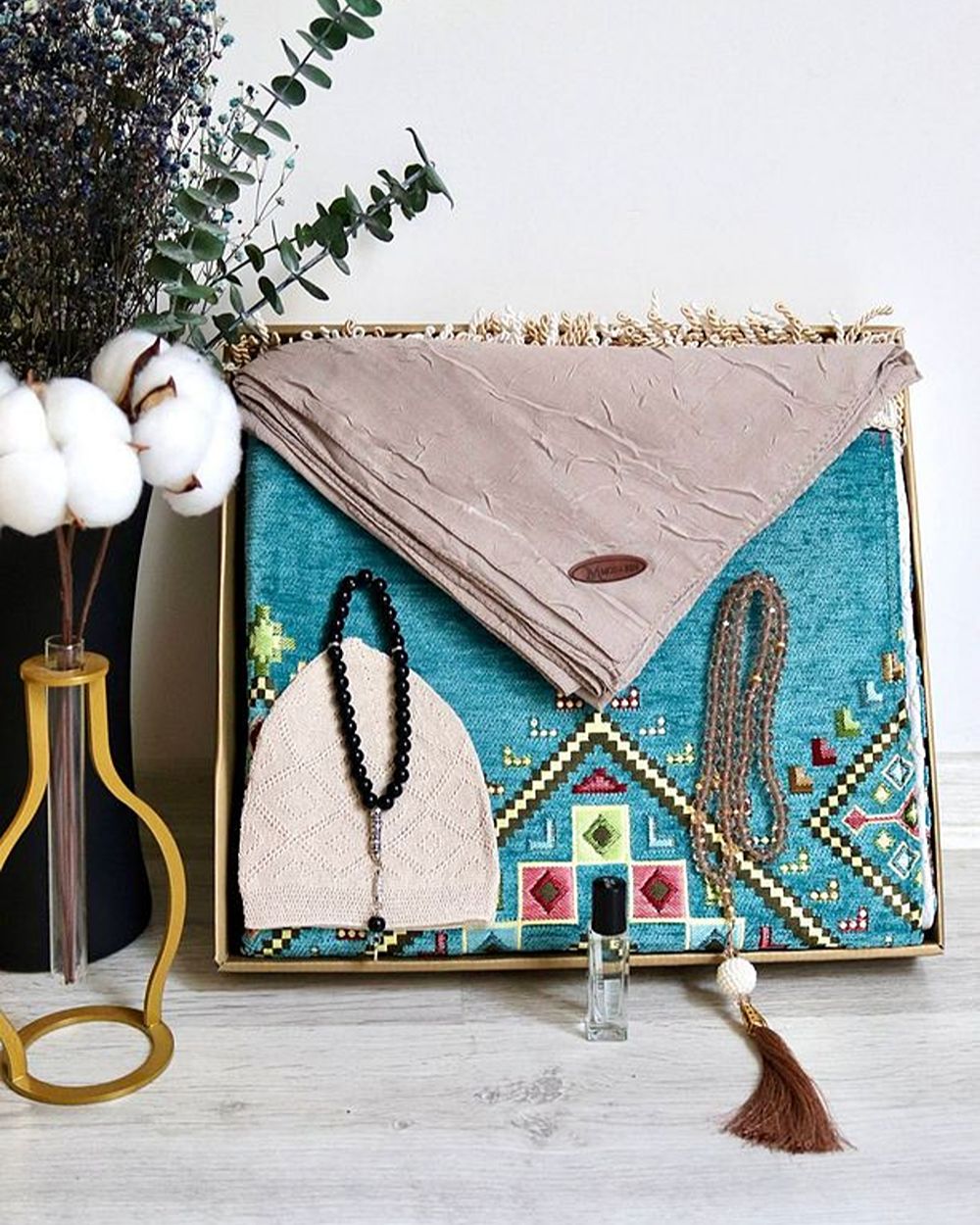 Çeyizlik Hediyelik Seccade Set– Kilim Desenli Astarlı Kadife Seccade, Eşarp, Kristal Tesbih, Erkek Tesbihi, Takke ve Esans Özel Kutulu
