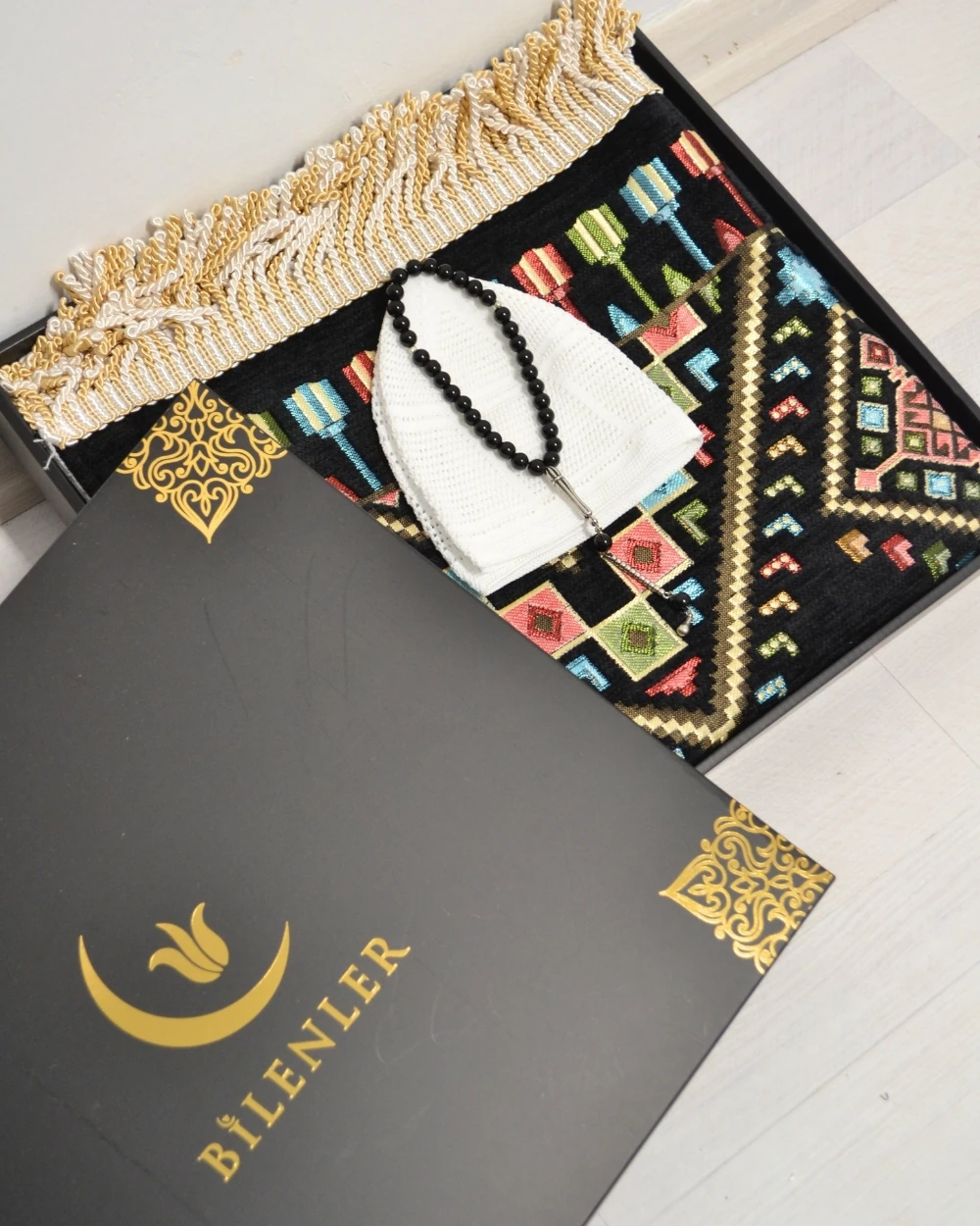 Erkekler için Seccade Takke Tesbih Hediyelik Seti –Kilim Desenli Kadife Astarlı Seccade, 33’lü Erkek Tesbihi, Takke ve Özel Kutu